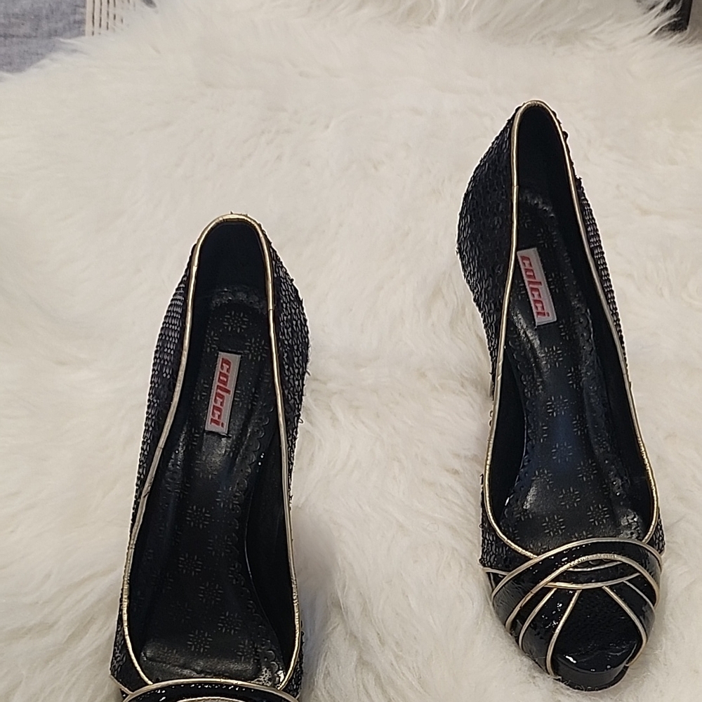 Elegant Black Heels with Sophisticated Design